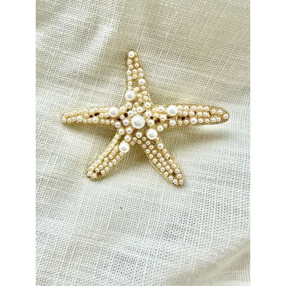 Faux pearl and gold starfish hair clip ￼